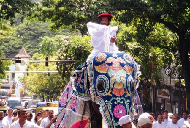 මහනුවර ඇසළ පෙරහර මංගල්‍යය අද ආරම්භ වේ